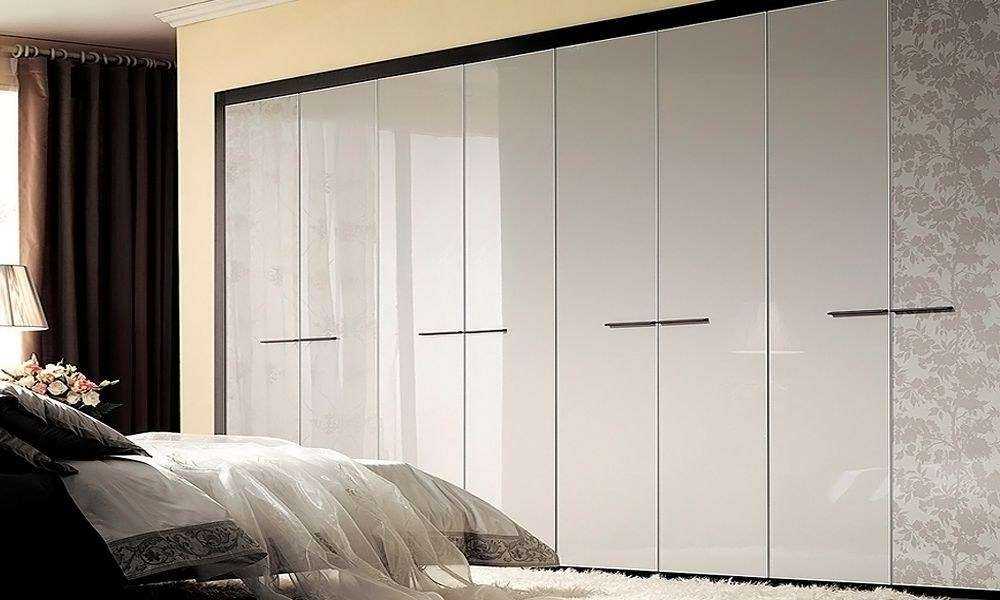 Распашные шкафы в спальню (63 фото): варианты современных шкафов с распашными дверями. фасады с глянцем и фрезеровкой