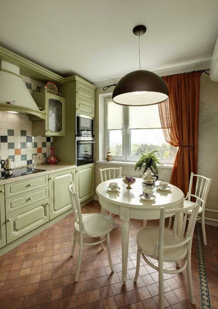 Маленький кухонный стол: столики небольших размеров у окна на кухню