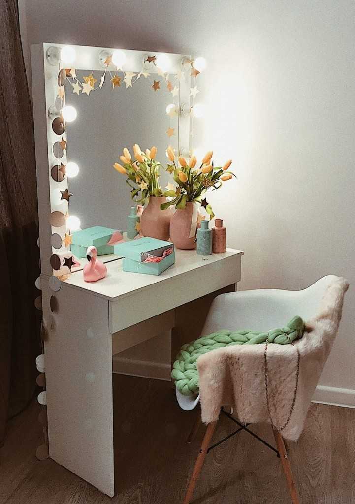 Туалетный столик с зеркалом и подсветкой – мечта любой женщины