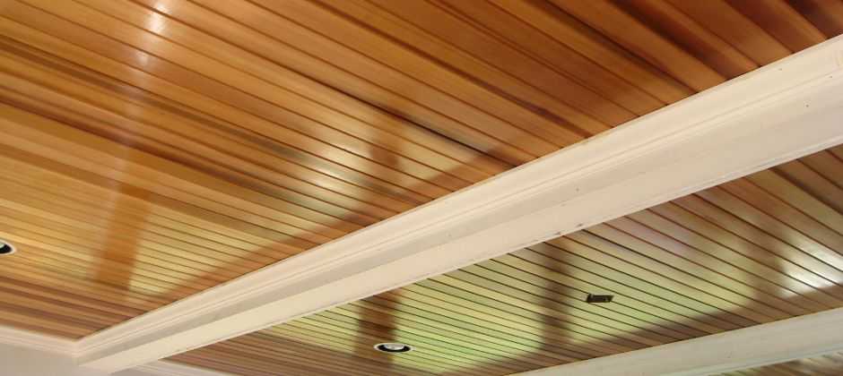 Реечный деревянный потолок - что это, преимущества и недостатки, виды
