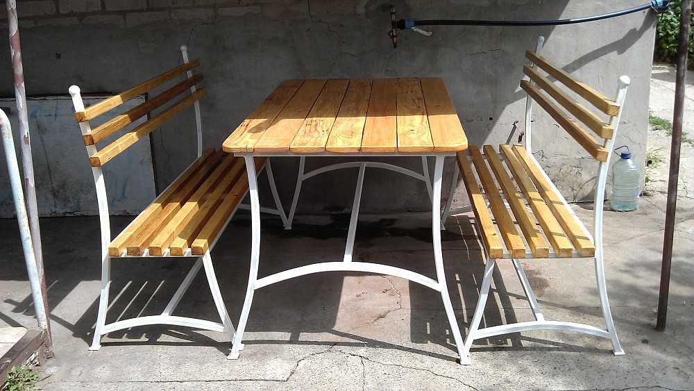 Садовая мебель из металла (37 фото): дачная металлическая скамья, комплекты из алюминия для дачи, железные варианты стола и стульев