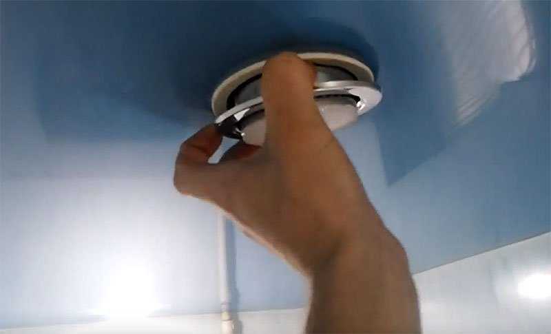 Как поменять лампочку в натяжном потолке? как менять светодиодную лампу, как снять плафон и как вставить лампочку
